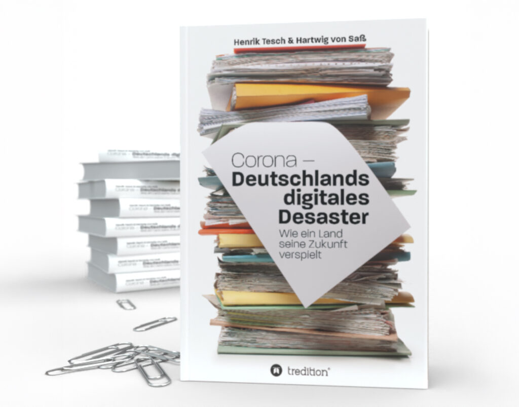 Bücherstapel mit einem Buch im Vordergrund und Heftklammern auf dem Tisch