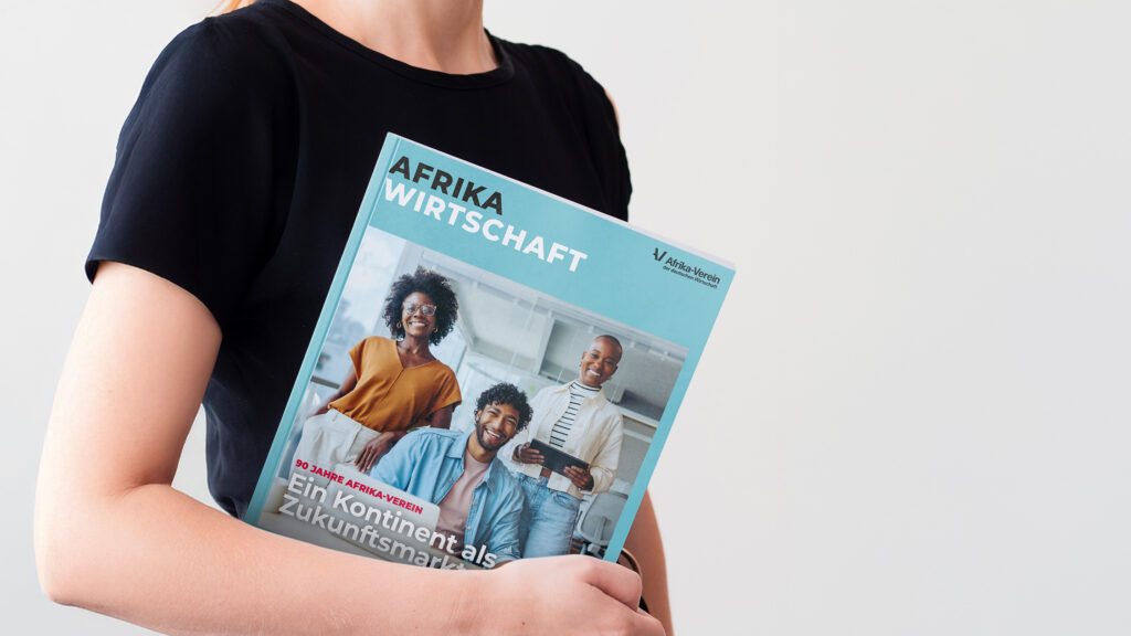 eine Frau hält ein Magazin im Arm