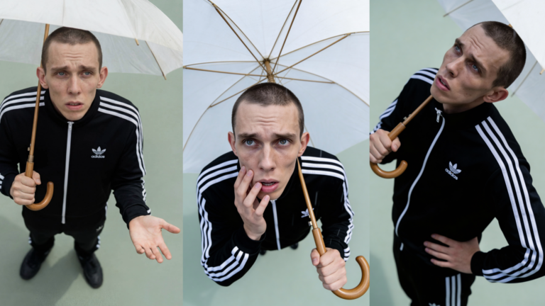 Ein Mann schaut besorgt unter einem aRegenschirm hervor