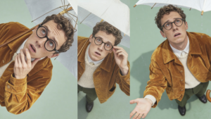 Ein Mann schaut besorgt unter einem Regenschirm hervor