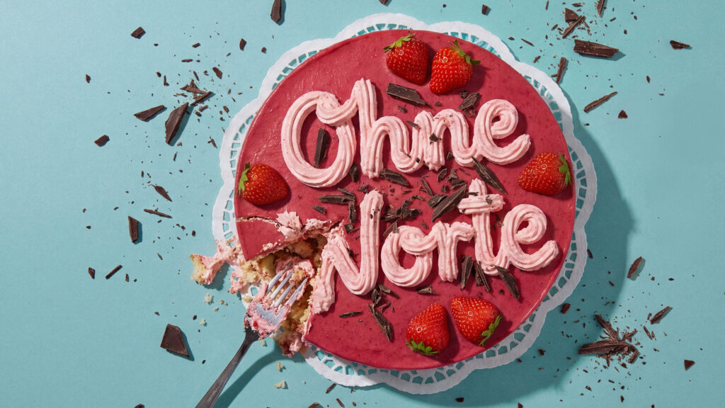 Eine Torte mit aufgesprühtem Sahnetext